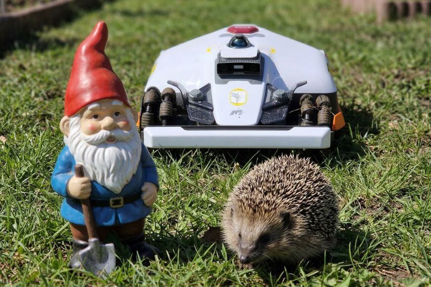 Mammotion LUBA 3 AWD stoppt präzise vor einem Hindernis. UltraSense KI-Vision erkennt über 300 Objekttypen auf 1 cm Genauigkeit.